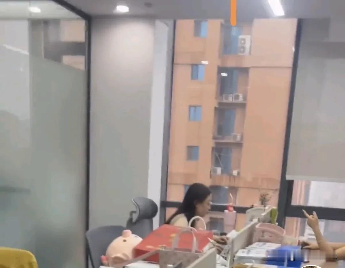 公司规定员工每年有4天的带薪病假，但要提供病假条，挂号单等病假材料。研发一小姐姐