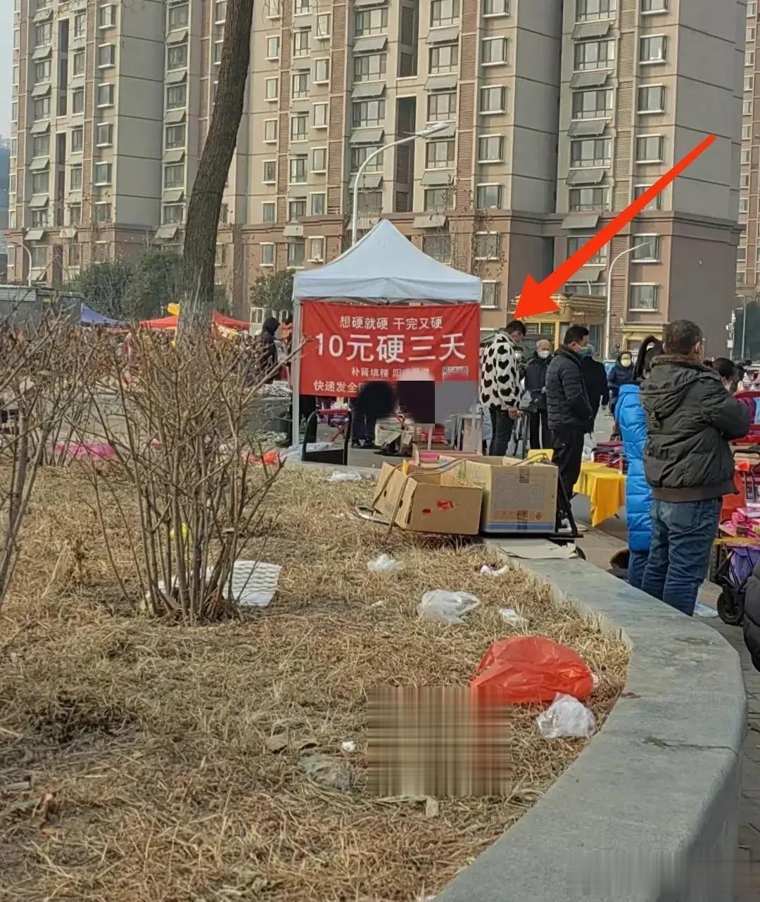 这个小区物业不行，花坛里到处都是塑料袋这种杂物。

你怎么看？

      