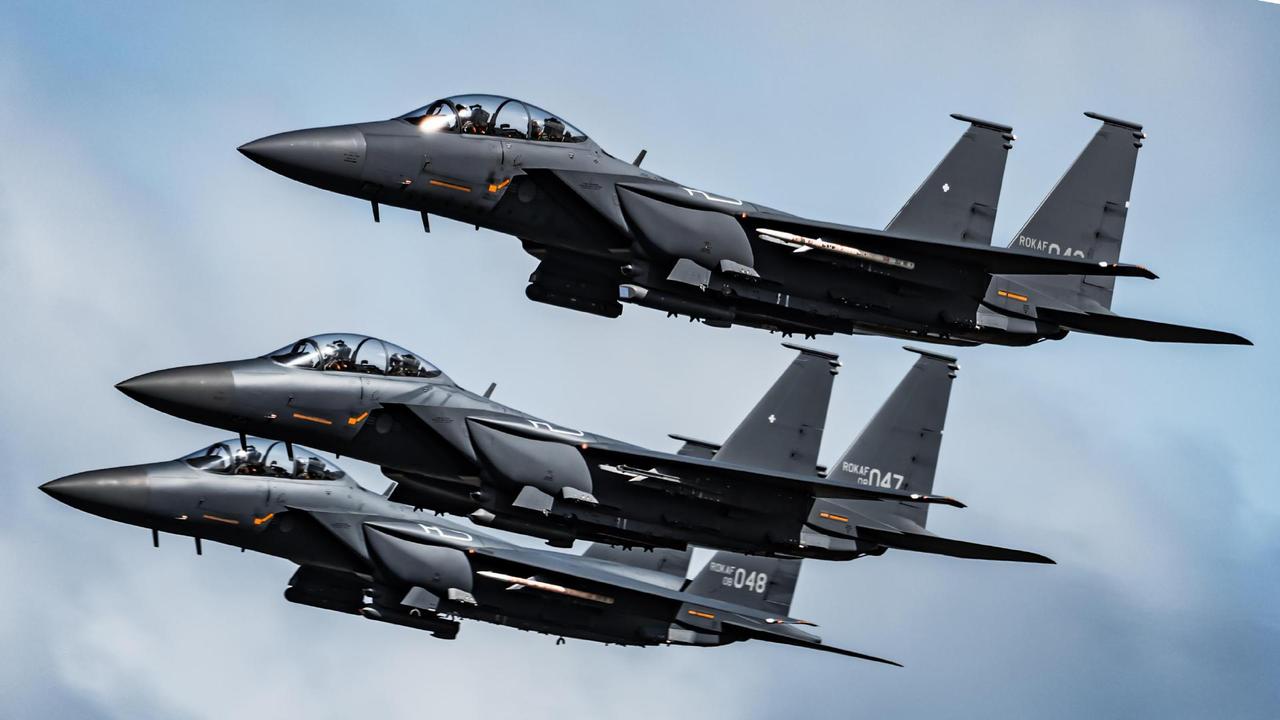 韩国飞行员为了一个“完美镜头”导致战机相撞，最后被判定自掏腰包赔偿！
这也算是战