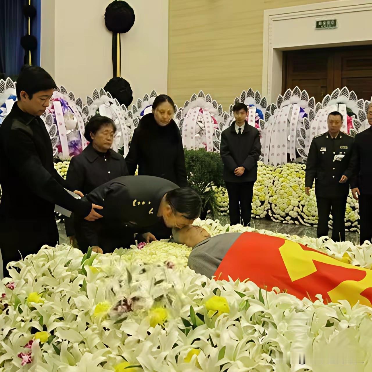 肃穆的灵堂内白花环绕，鲜红党旗覆于李又兰老人遗体之上。
这里是开国上将张爱萍夫人