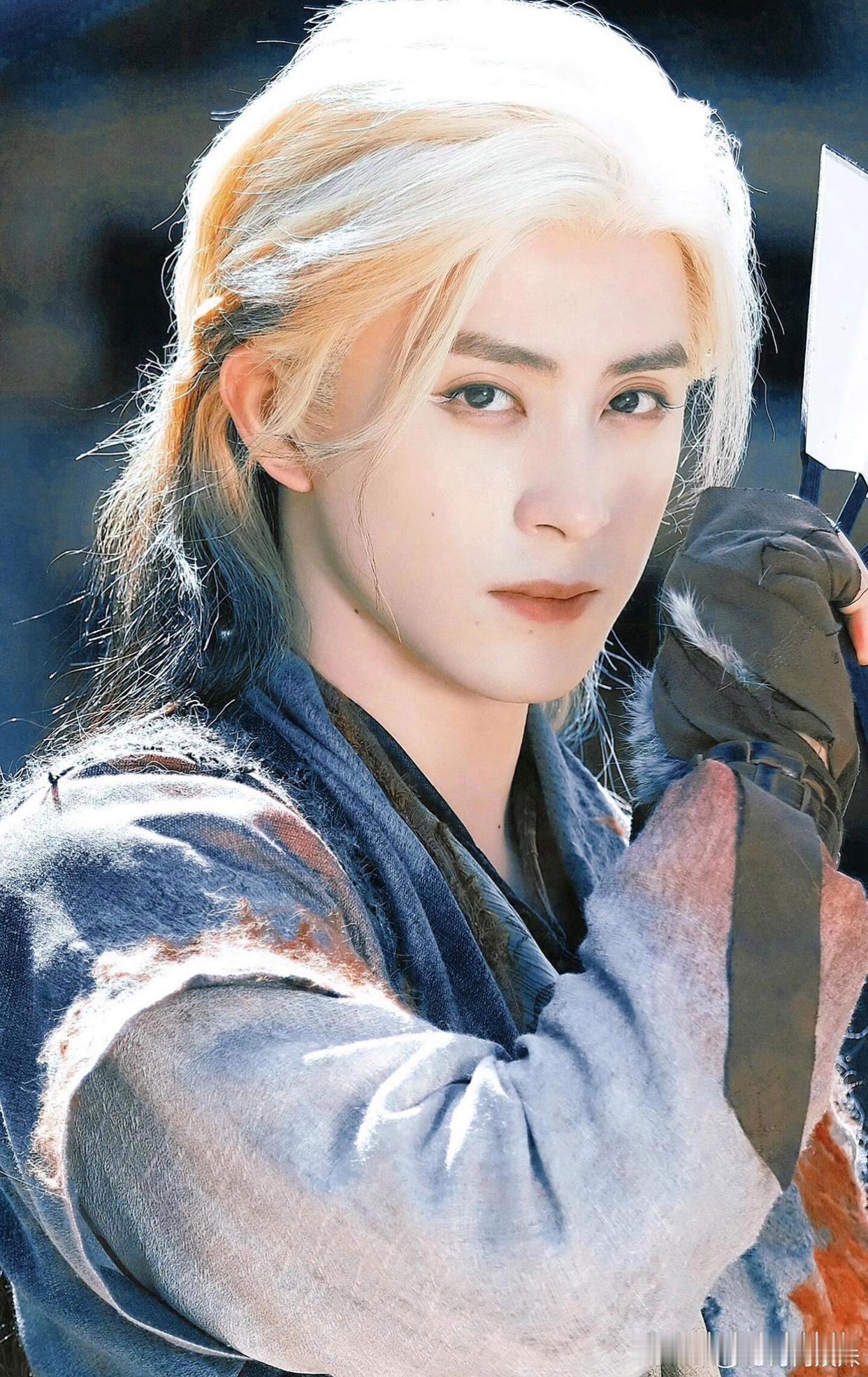 白月梵星，不愧是白鹿认证的敖瑞鹏本剧最帅造型这没得喷，这确实是纯帅。。。这个金丝