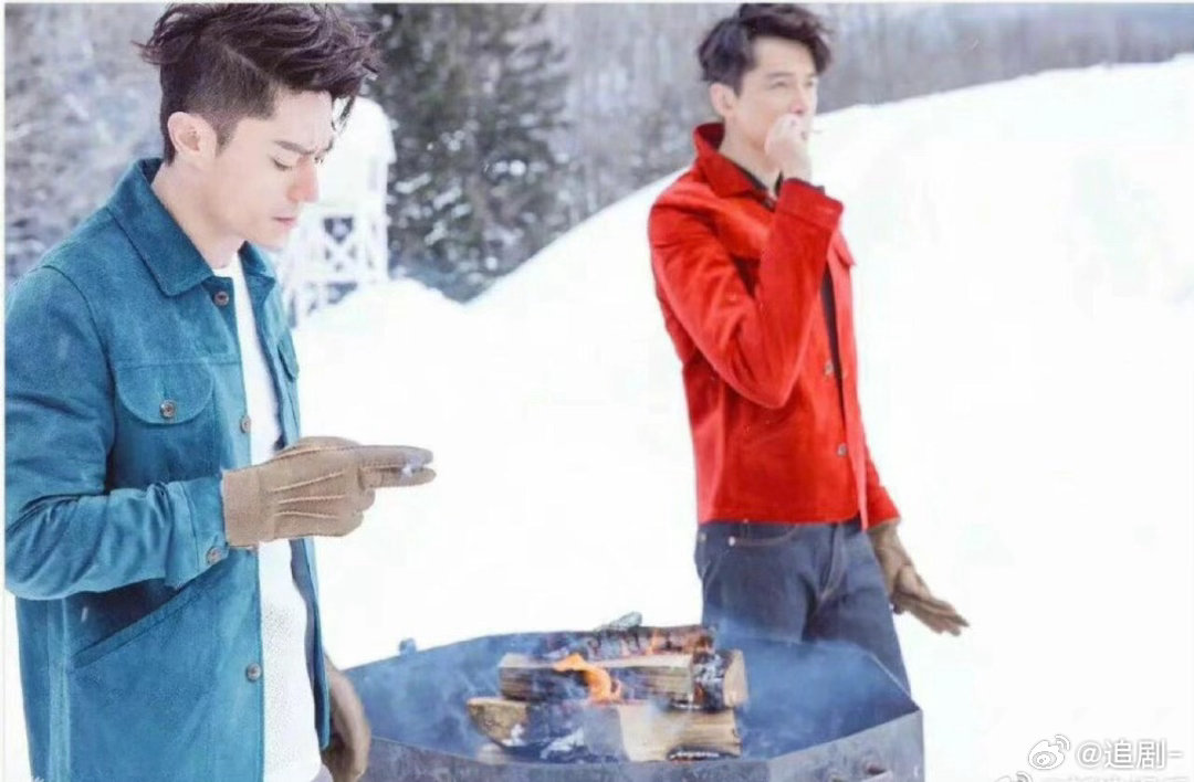 胡歌霍建华才是双人封的神胡歌霍建华雪景封面当年都断货了十几年过去了，胡霍雪景封面