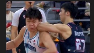 杨瀚森那句“相较于CBA，NBA还算是比较文明的”，这不是一句玩笑话，这话的含金