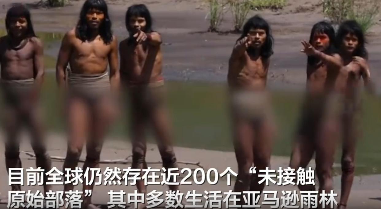 一亚马逊原始部落高清近距离视频首次公开：有成员放下武器，手指镜头表情严肃

1月