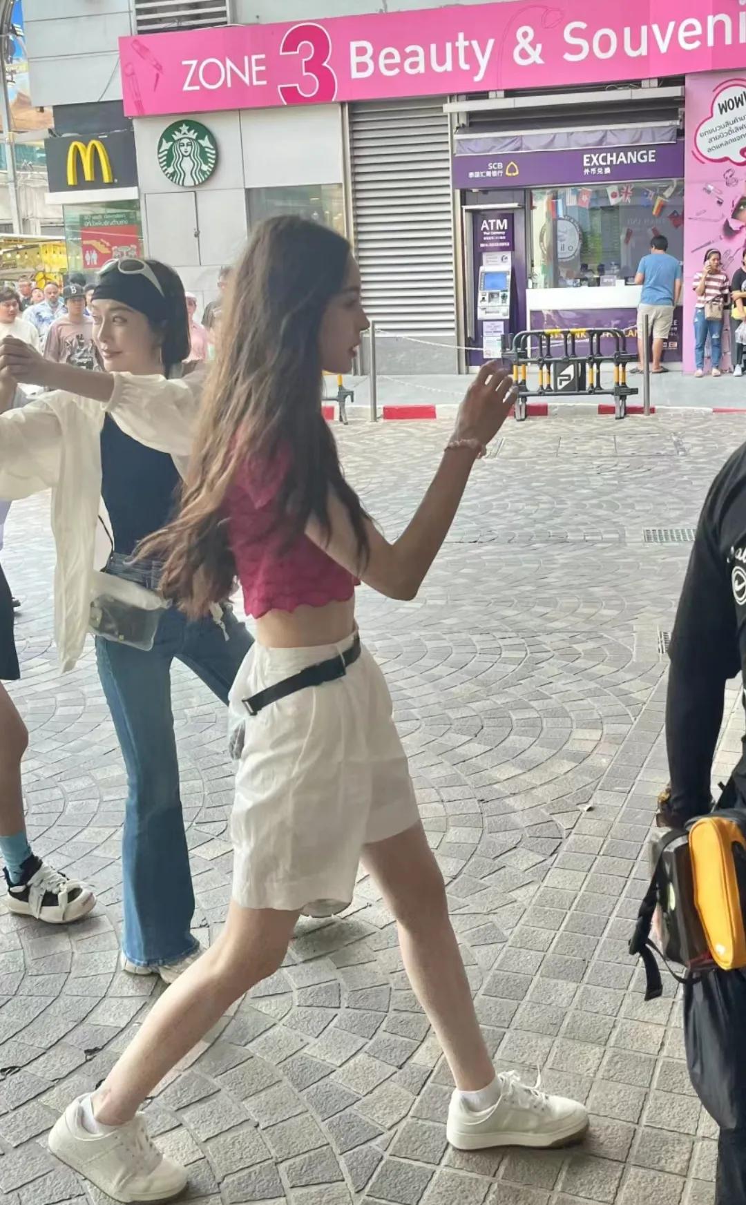 泰国曼谷偶遇花儿与少年剧组
一眼就看到了娜扎
娜扎真的好美啊
高高瘦瘦的，好像娜
