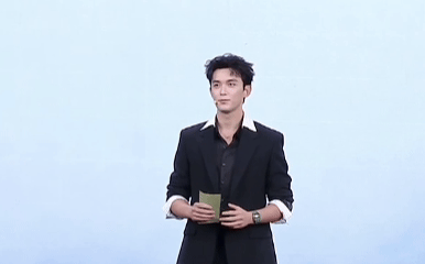 吴磊深V黑西装live吴磊一身 allblack打扮，干净清爽又充满少年气，看起