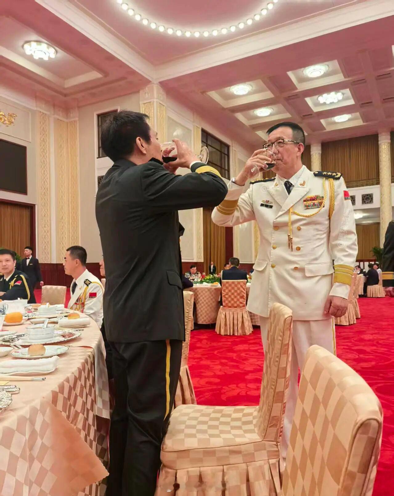 董军  2026.07.31   出席招待会，到底一晚上喝了几杯啊