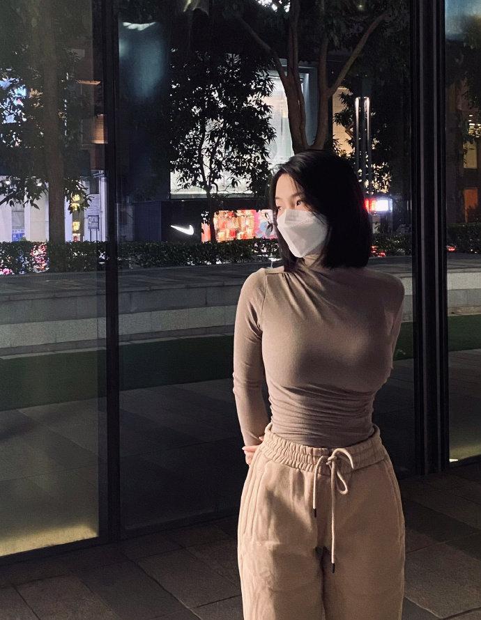 ‌沙漏（现代诗）

风在沙漏里种下光，
一粒一粒，
数着我们的年轮——
你向左，