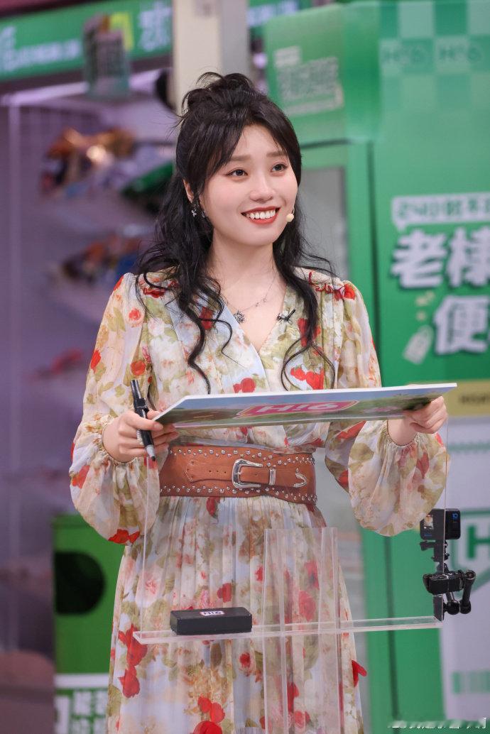 李雪琴死去的回忆又回来了你好星期六青春回忆直接复苏，经典告白名场面重现，氛围感直