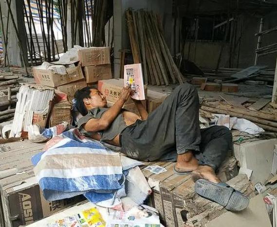 2018年，东莞的一群志愿者在街头救助了一名落魄的流浪汉。他衣衫褴褛，胡子拉碴，