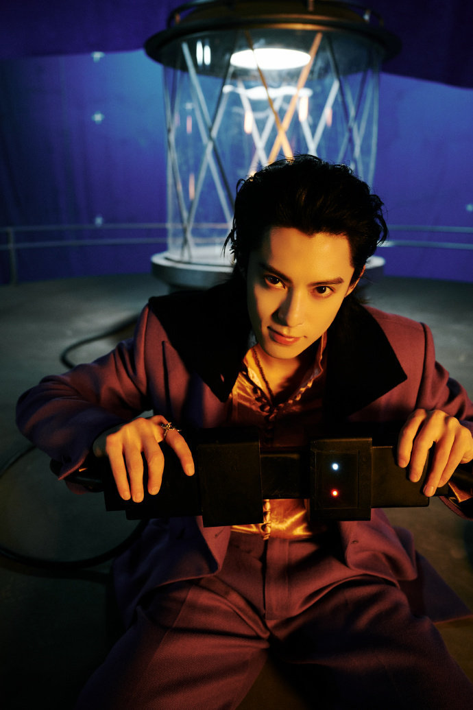 王鹤棣的优雅全记录，王鹤棣西装背头舞台King，咱就说来自舞台上的闪耀棣棣上线，