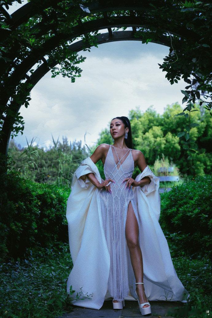 #吉克隽逸白色网格镂空吊带裙#纯白网格镂空吊带裙，为吉克隽逸的健康肤色添上一抹不