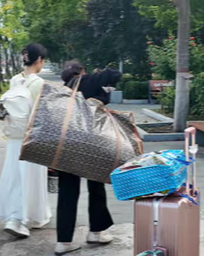 这两天开学季，视频里全是拖着崭新行李箱、拿着最新款手机的新生。可我刷到一个河南大