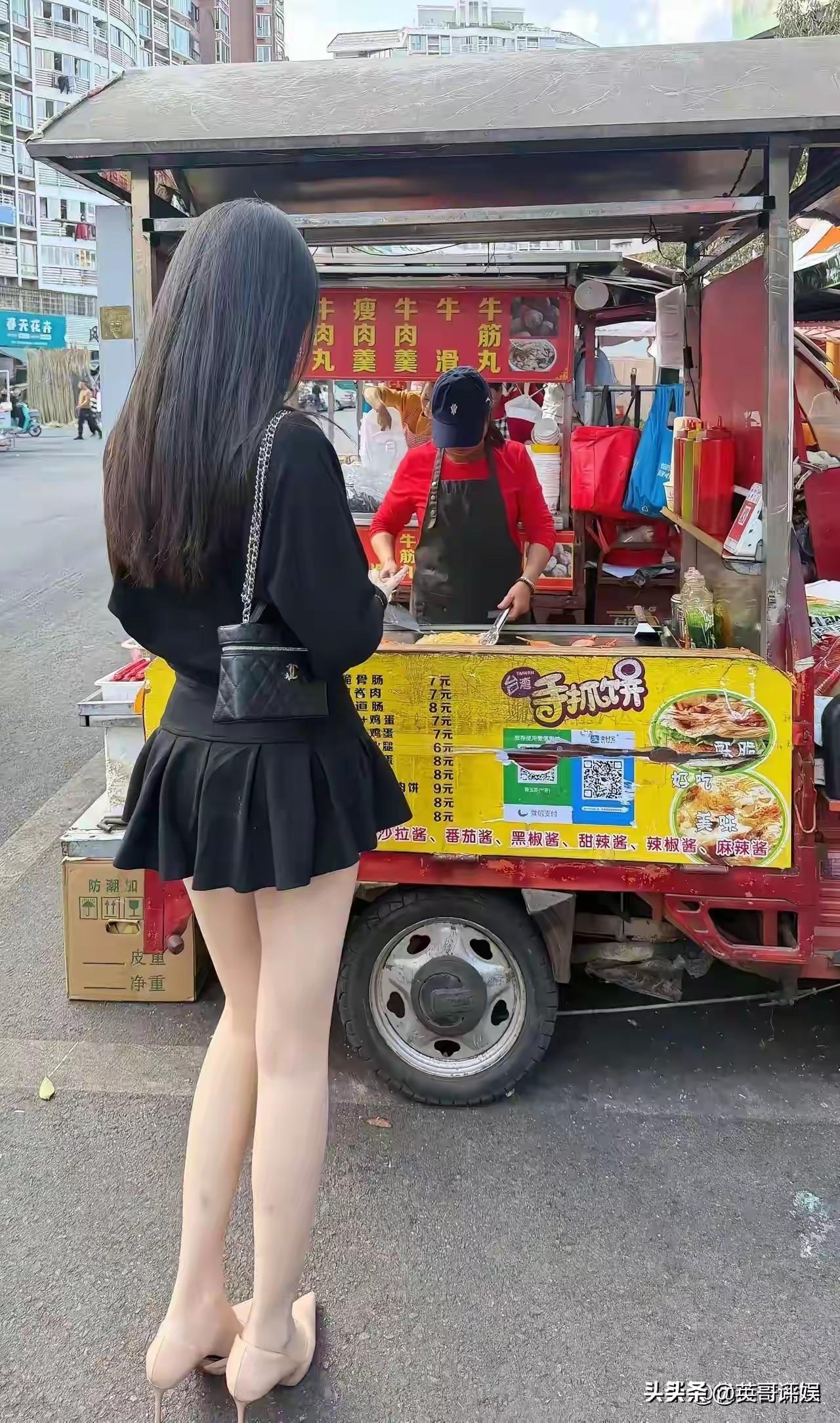 她要是在这待一个小时，小吃摊的生意一定会好到爆！