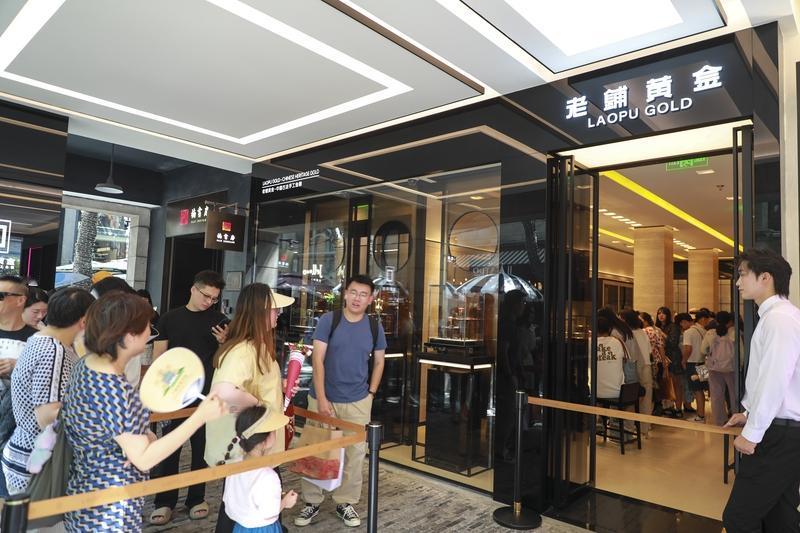 香港最近金店那排队场面，简直太疯狂！好多市民在金店外排起长龙，有人排7小时都还没