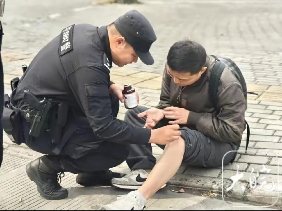 温暖瞬间：特警与受伤摩托车主的感人故事

在我们繁忙的生活中，往往会有一些瞬间，