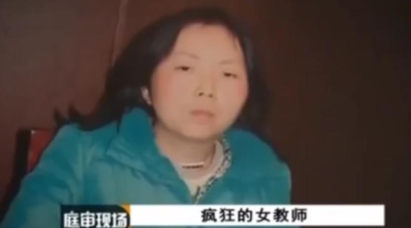 女教师俯身想指导男孩画画，男孩却皱着眉往后躲：“老师，你身上好臭。”她眼里寒光一