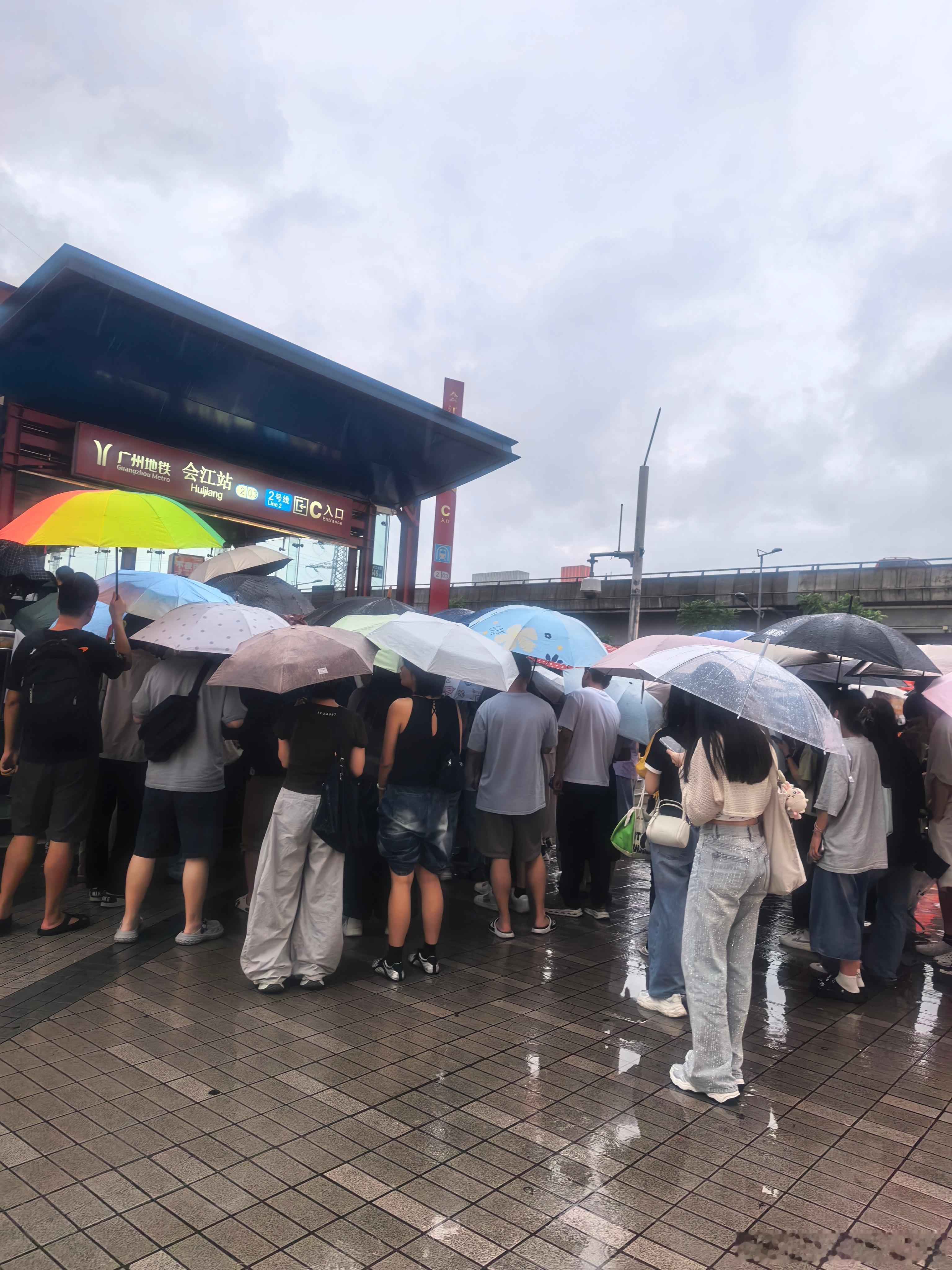 落班了，落雨排队进地铁