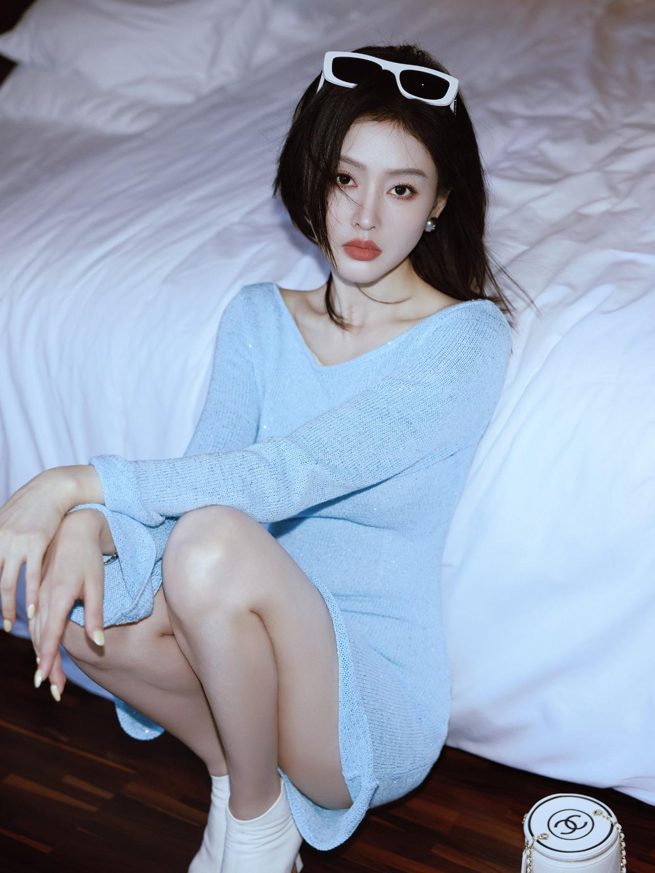张天爱画报：迷人的蓝色妖姬！