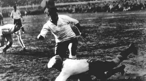 1930年首届世界杯，乌拉圭独臂前锋卡斯特罗头球绝杀，助力球队拿下冠军。

19