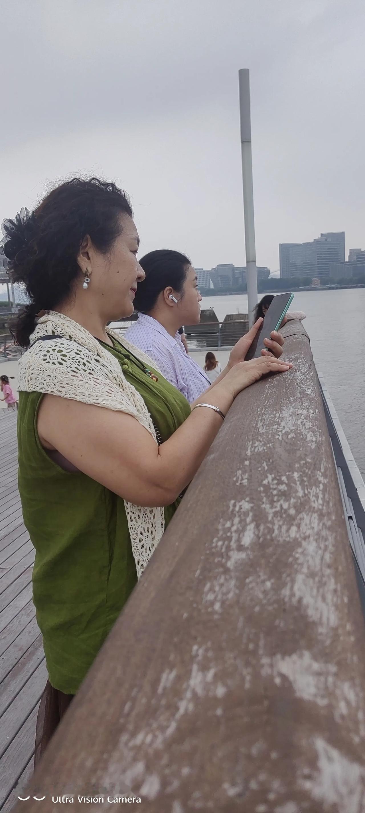丢三落四的老妞和小妞
昨天晚上小妞回到家说雨伞落在网约车上了，唉，真的没得说滴了