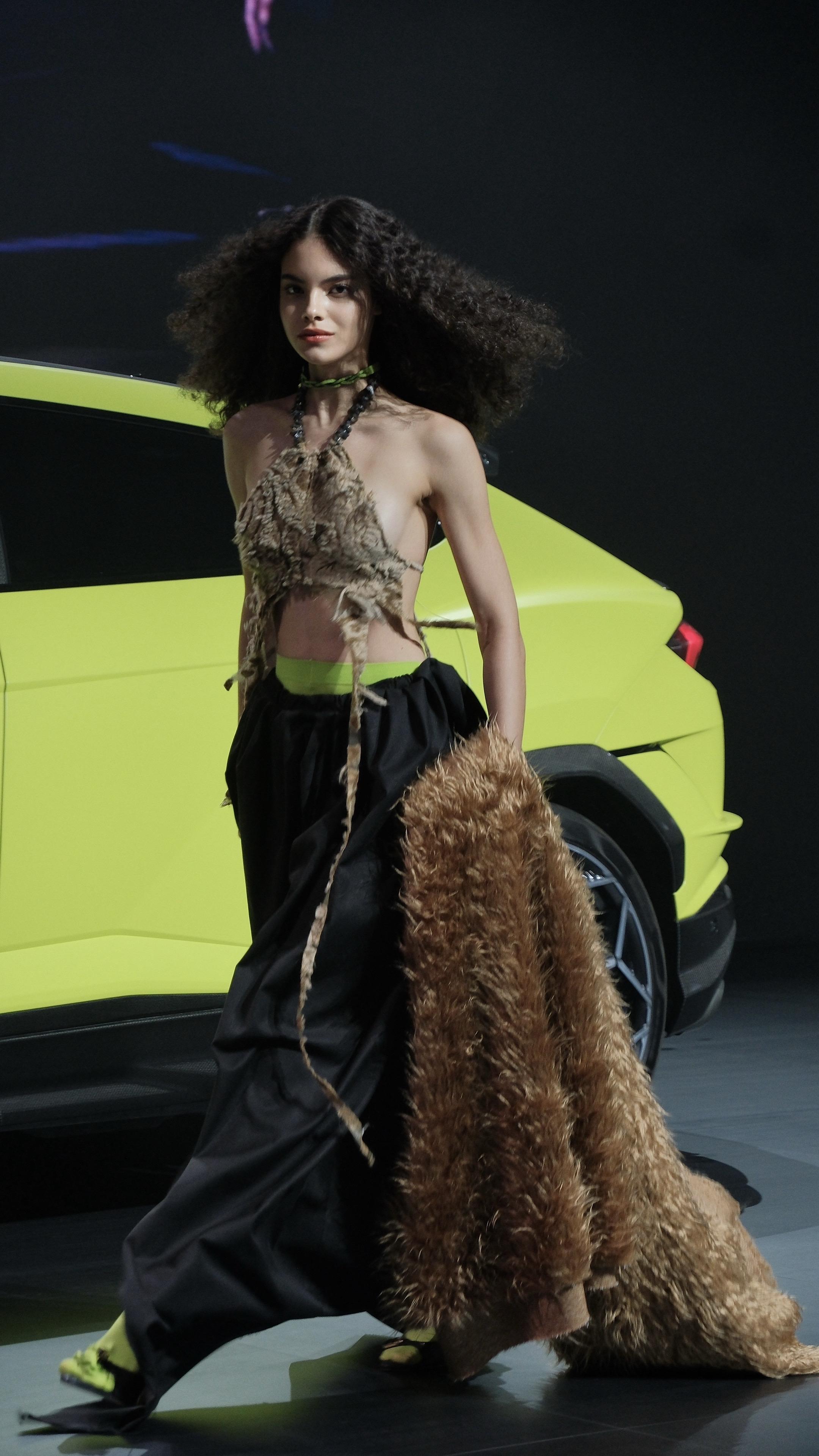 上海街拍。我镜头下的车模穿搭！一整个自信感！