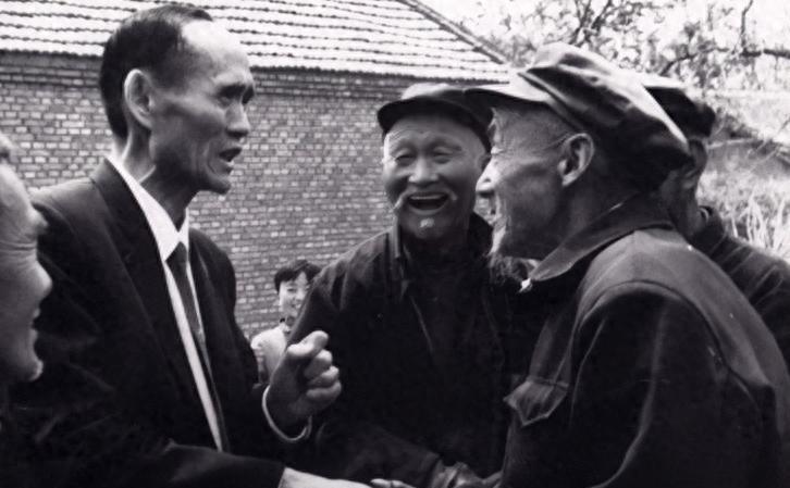 时隔多年，92年台湾老兵终于回到江西老家探亲，见人就询问：你们还记得我是谁吗？