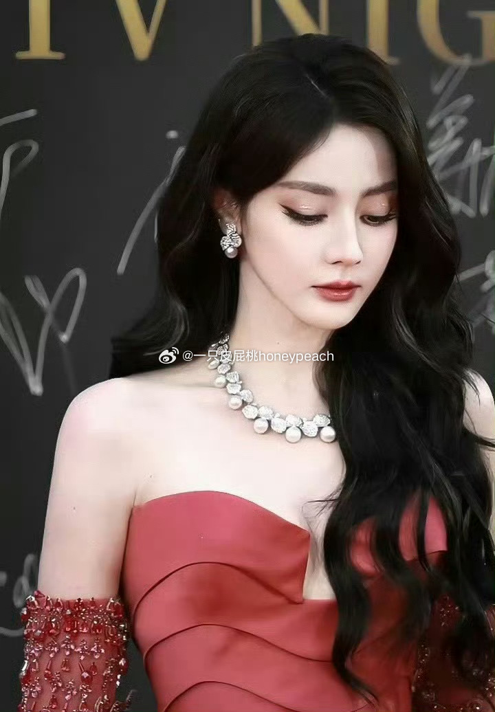 好久不见迪丽热巴走红毯红裙，红毯，红人！美的一塌糊涂今晚的红玫瑰，让人美到窒息 