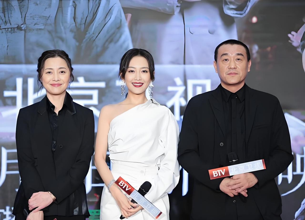 刘蓓，王鸥，何冰，王鸥的笑容胜出。