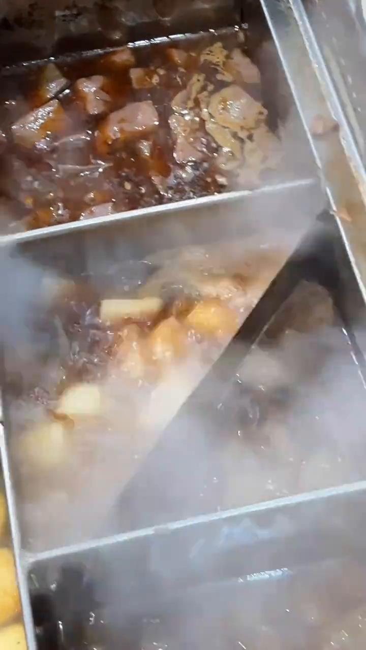 半夜里来这里刚好碰到我的袜子，我请你吃牛百叶、猪血、牛腩、鱼蛋、猪蛋。这里就是油