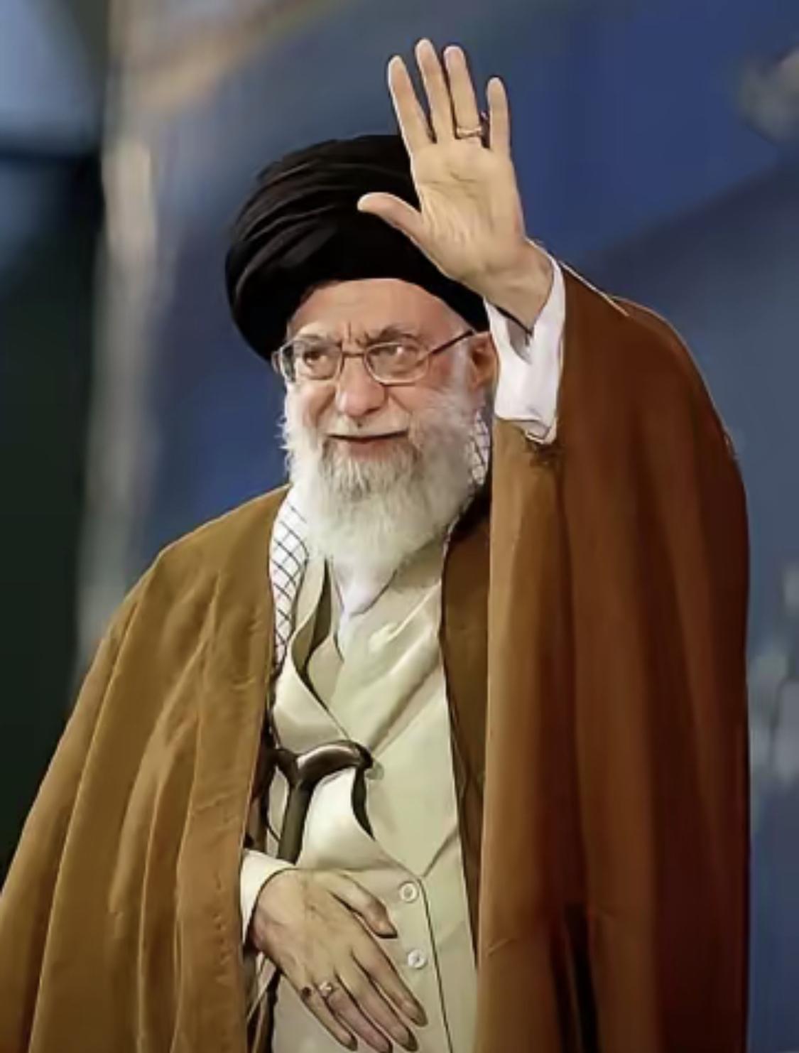 隐身了一辈子，竟是以这种方式登上头条。哈梅内伊的妻子，曼苏蕾，走了。80岁，据说