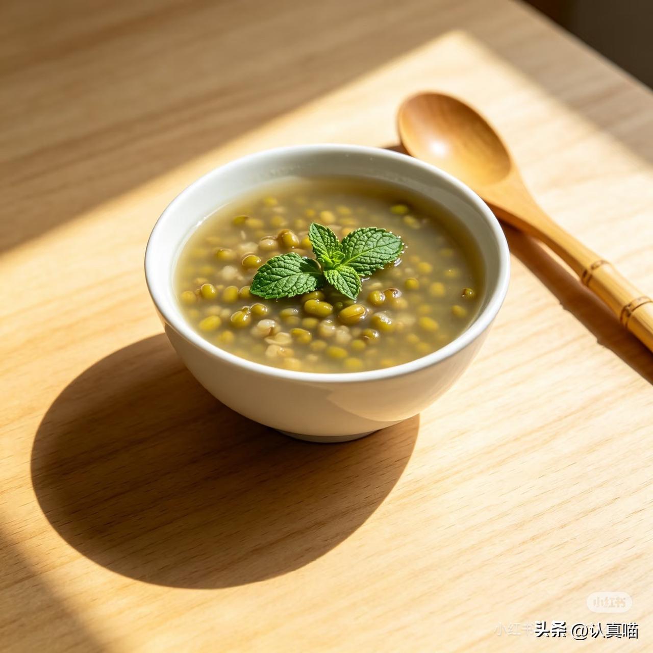 我家老太太，
有个老规矩，
只要一入伏，
家里的绿豆汤就不能冰着喝了。
老太太说
