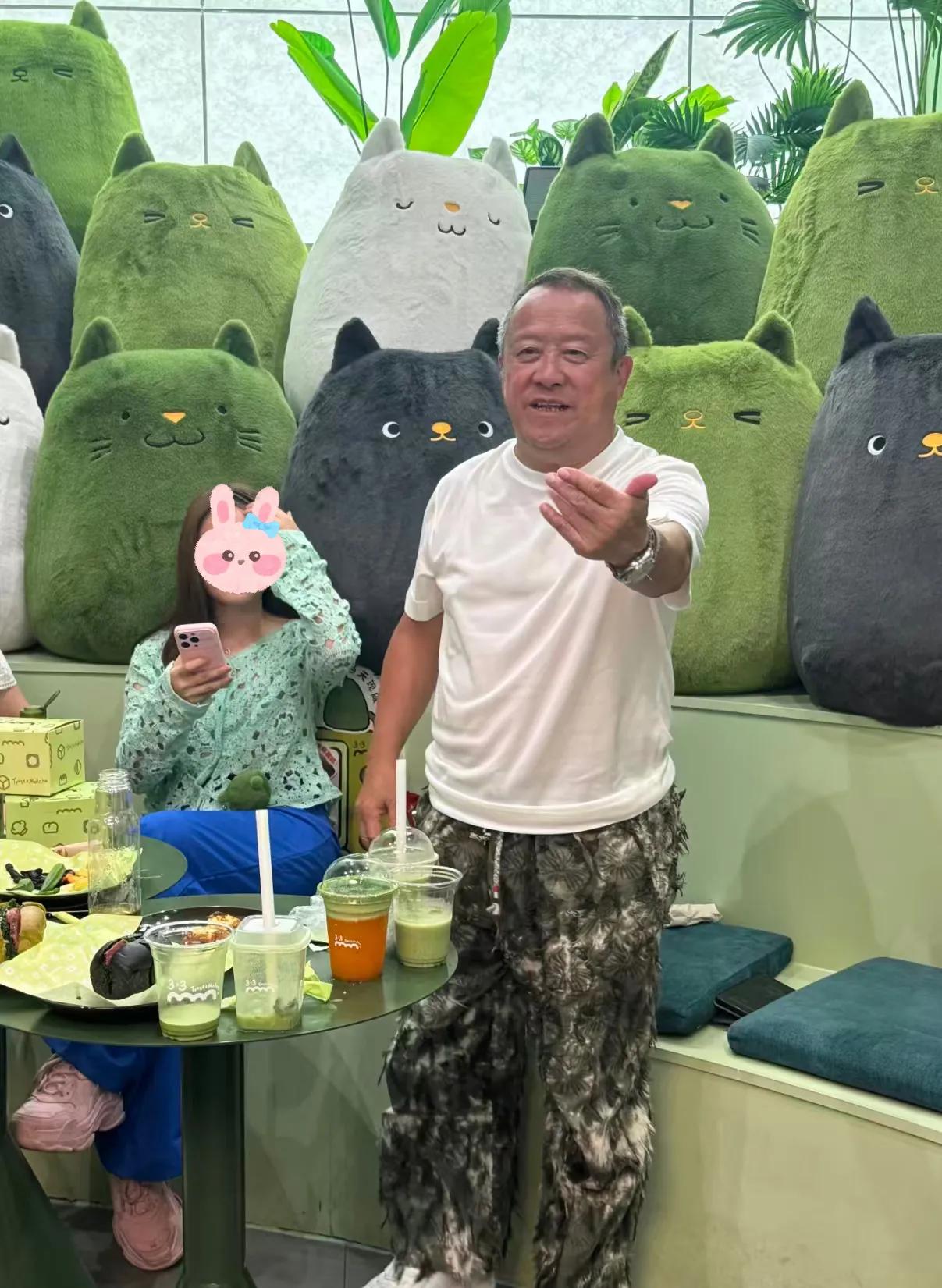 73岁曾志伟到佛山巡店被偶遇，遭顾客包围合影，二十几元饮品卖到爆！
9月20日，
