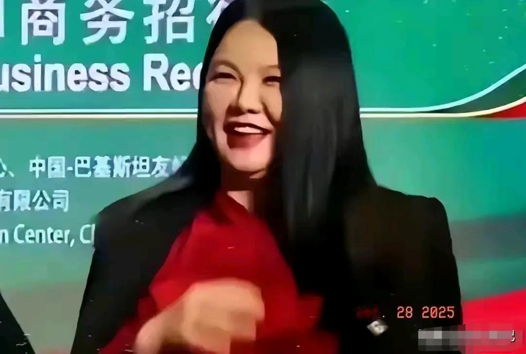 姐妹们，李湘就是前车之鉴呀，真的是一胖毁所有啊，别听什么能吃是福、敞开肚皮了吃！