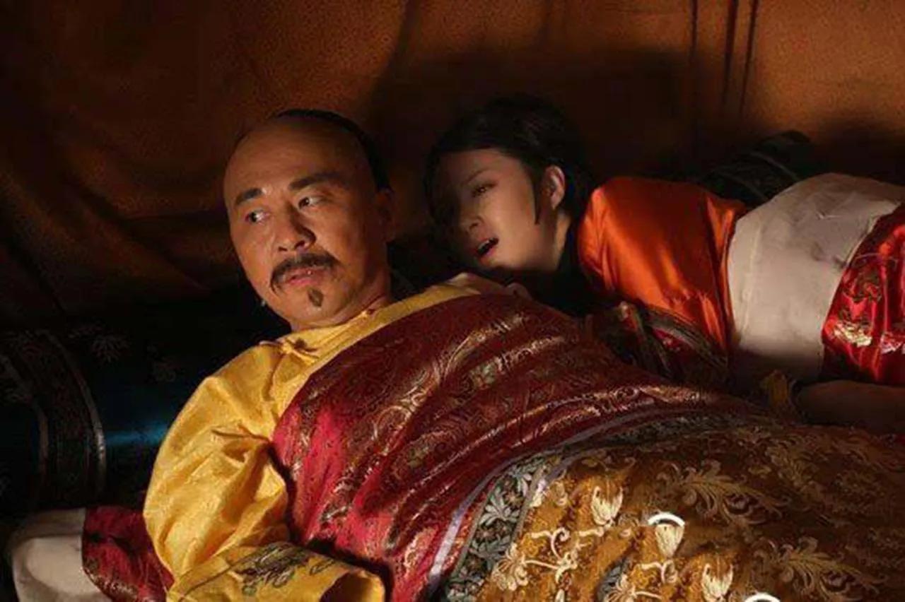 月信来了，皇帝今晚要召幸——这事儿在紫禁城里，比朝堂上参谁一本还棘手。
宫女不能