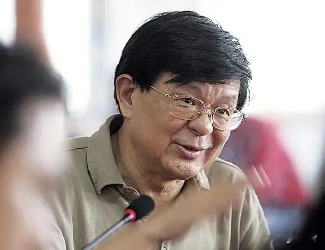 成都的书法名家何应辉，中书协原副主席，四川书协原主席，当今书坛的实力派人物，书法