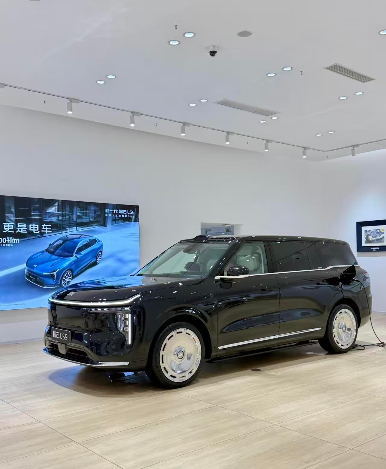 这旗舰SUV尺寸真够夸张，车长超过五米二，开出门压迫感拉满。内部空间宽敞，全家出