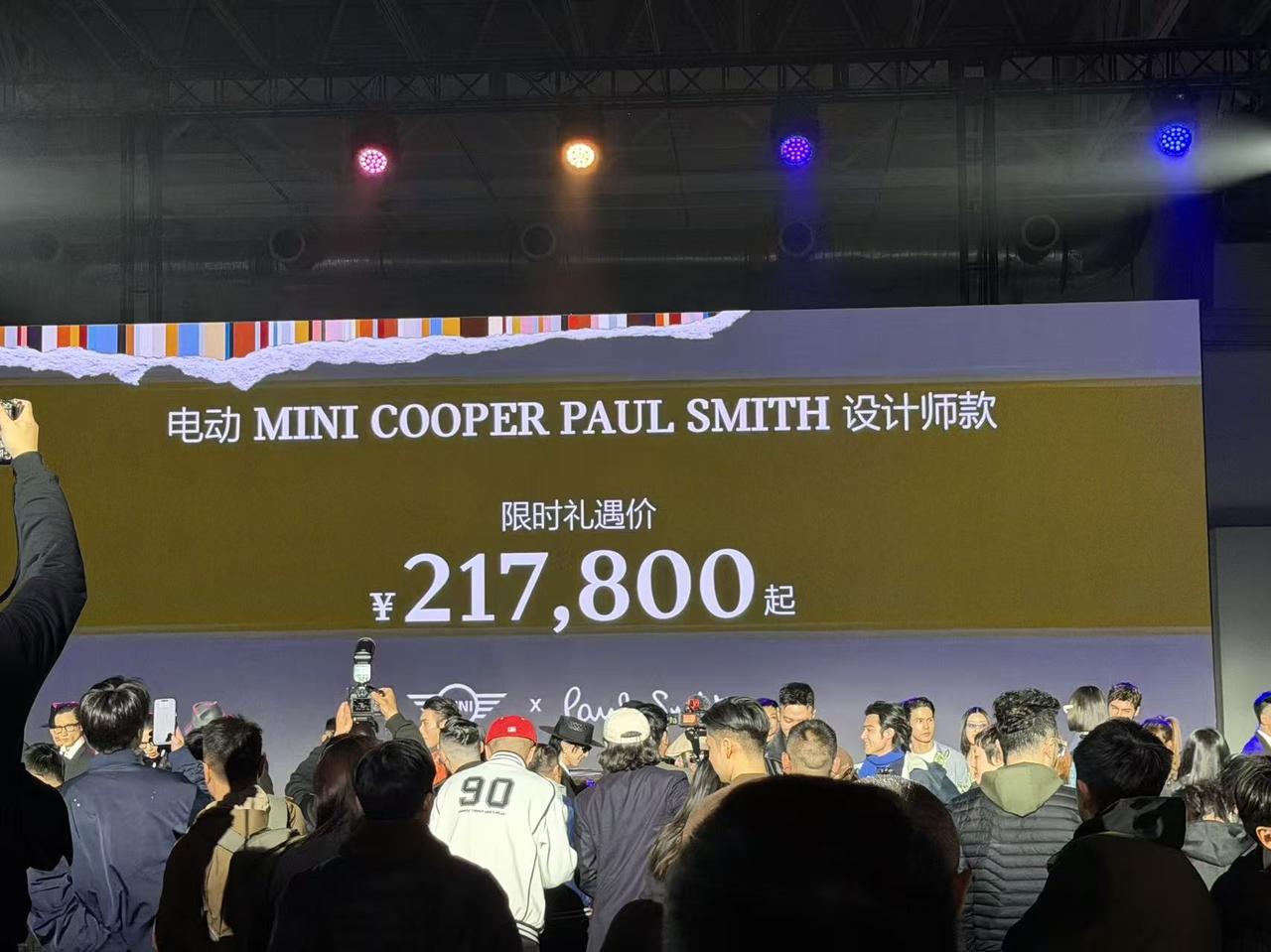 白天看展，晚上看秀。
在上海「MINI 好故事春季发布会」现场看了一场超酷的秀。