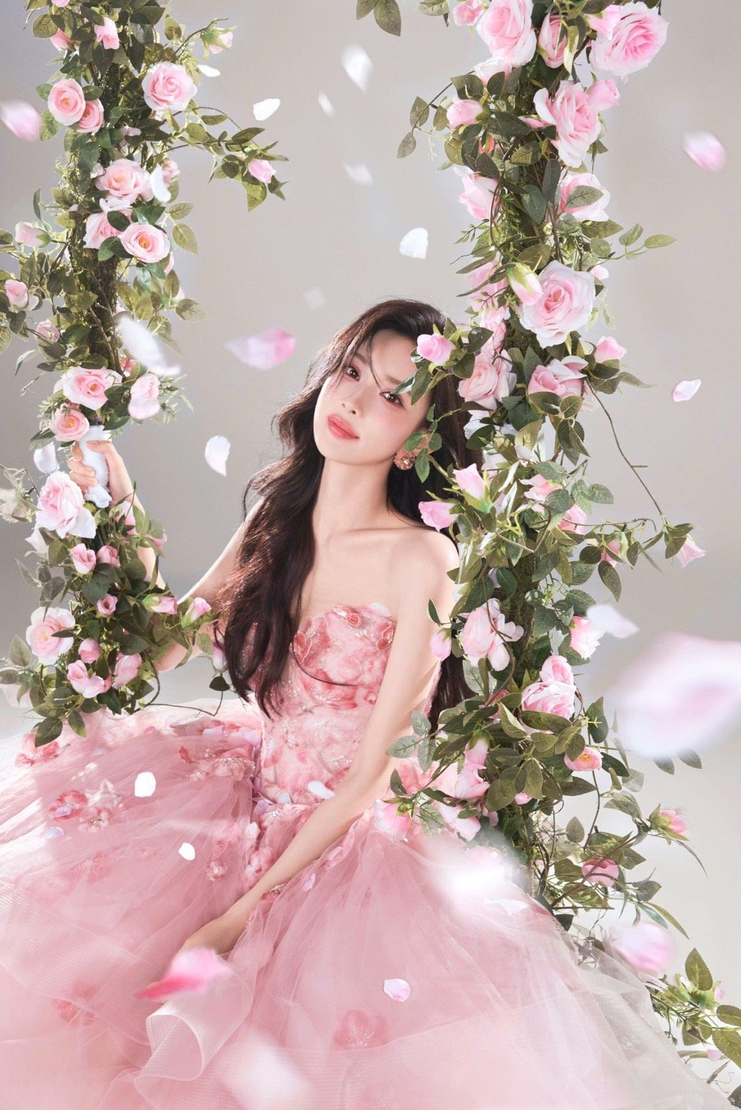 孟子义桃花live图 孟子义这组桃花live图美得犯规！粉色纱裙与漫天桃花相映，