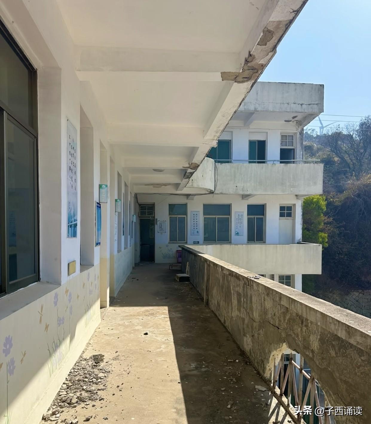 老家的一所乡镇学校，因为没有生源，现在已经人去楼空快要变成废墟了，这应该是全国农