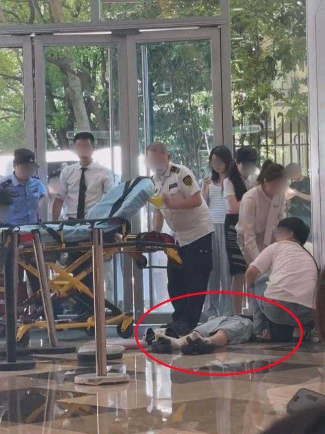 上海一主理人新店开业当天即闭店 老年人排队领免费鸡蛋年轻人排队抢免费发夹大热天中