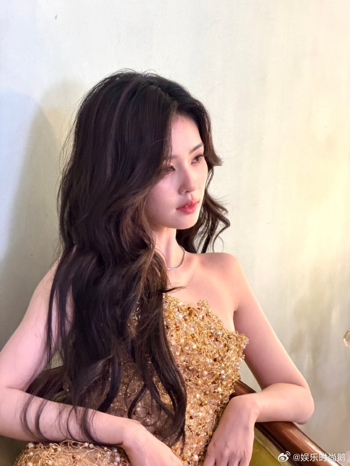白鹿是不是进修声乐课了 白鹿的唱功进步太明显，难怪大家都猜她进修了声乐。现场突发
