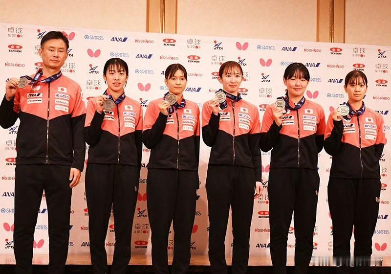错失金牌满心不甘！日本女乒归国直面失利：距夺冠仅一步，誓要赶超国乒
 

 
伦