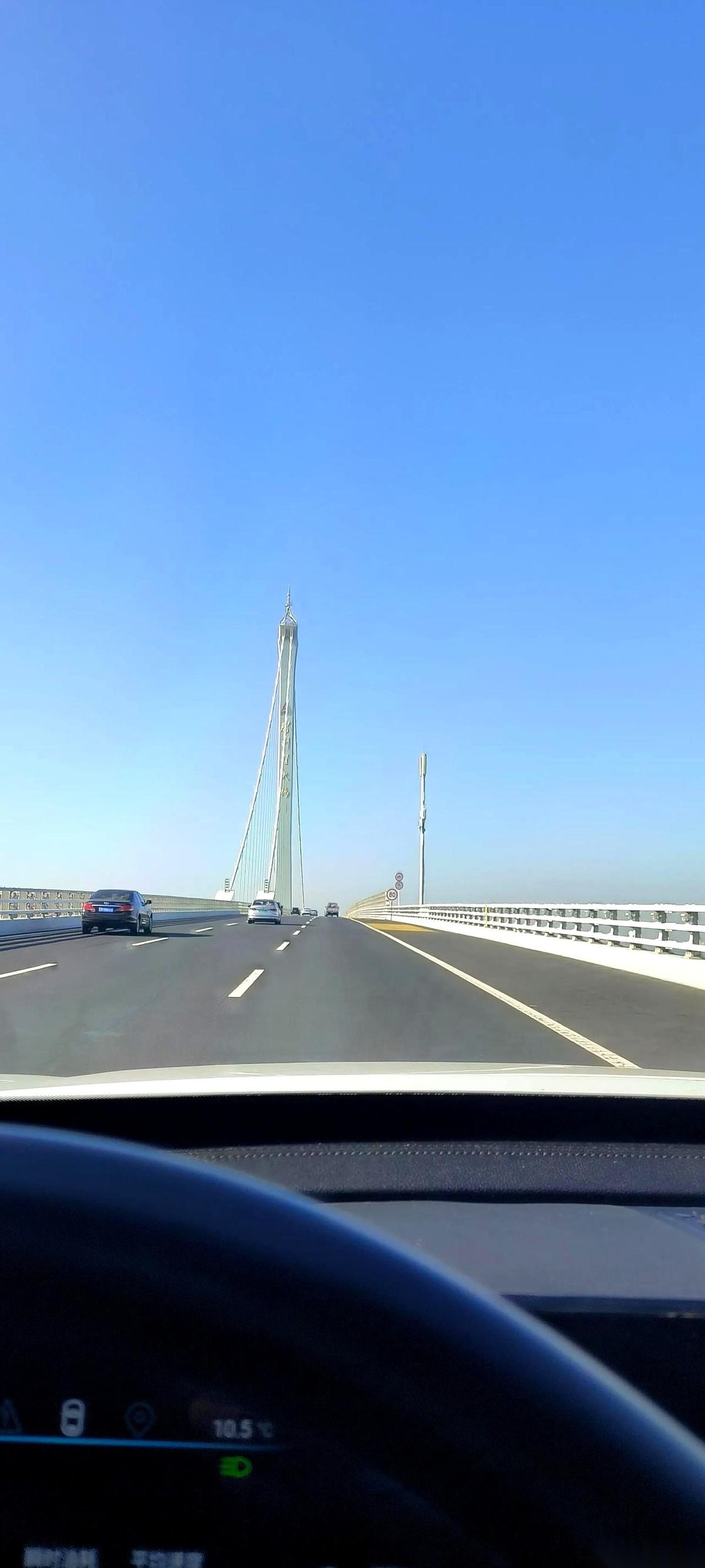 跟你说个事儿，你可能都没意识到。
就在我们还在玩Sora，还在惊叹AI能写诗画画