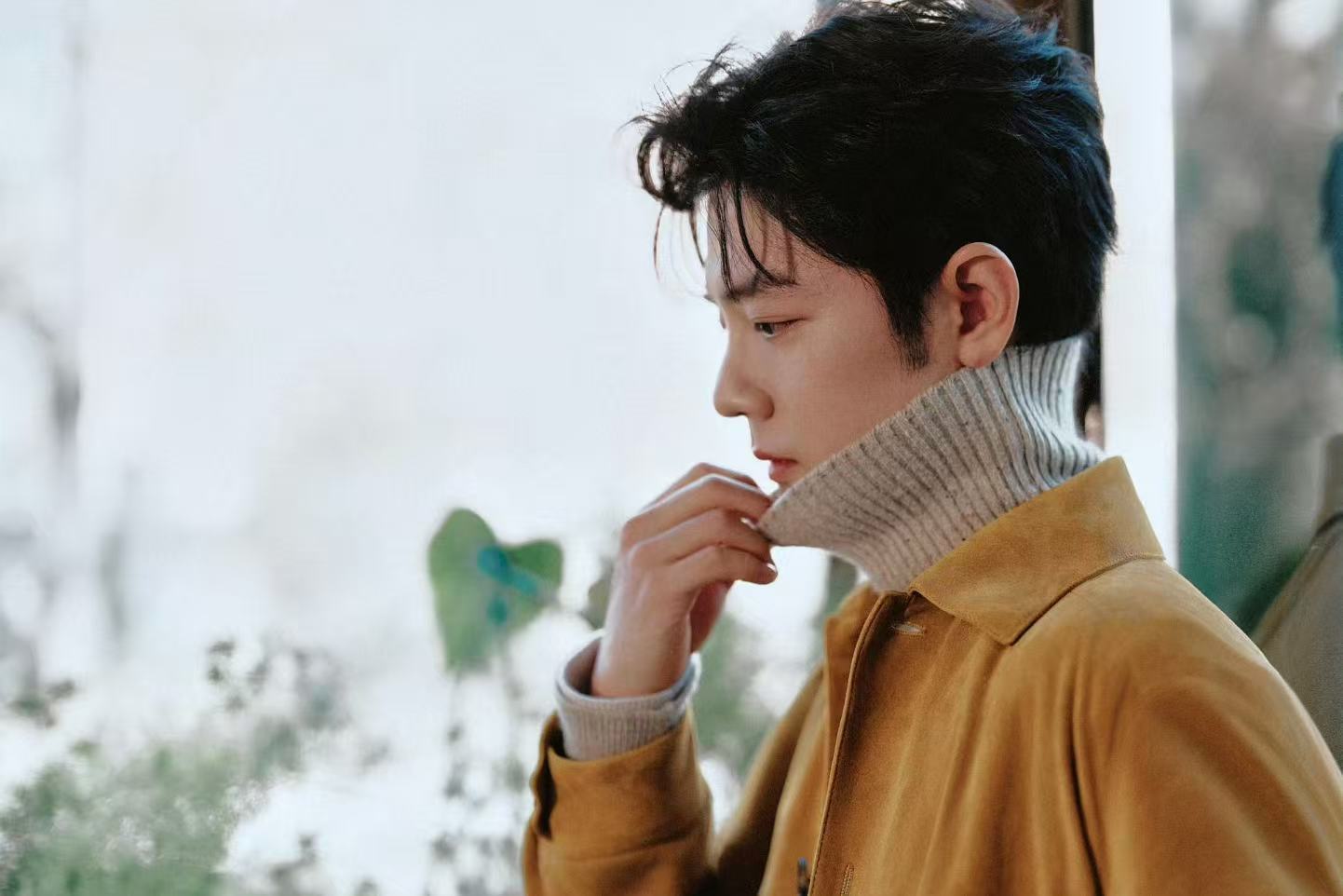 肖战邂逅阳光捕捉流光肖战看秀造型live 期待肖战精彩亮相啦！！！ 