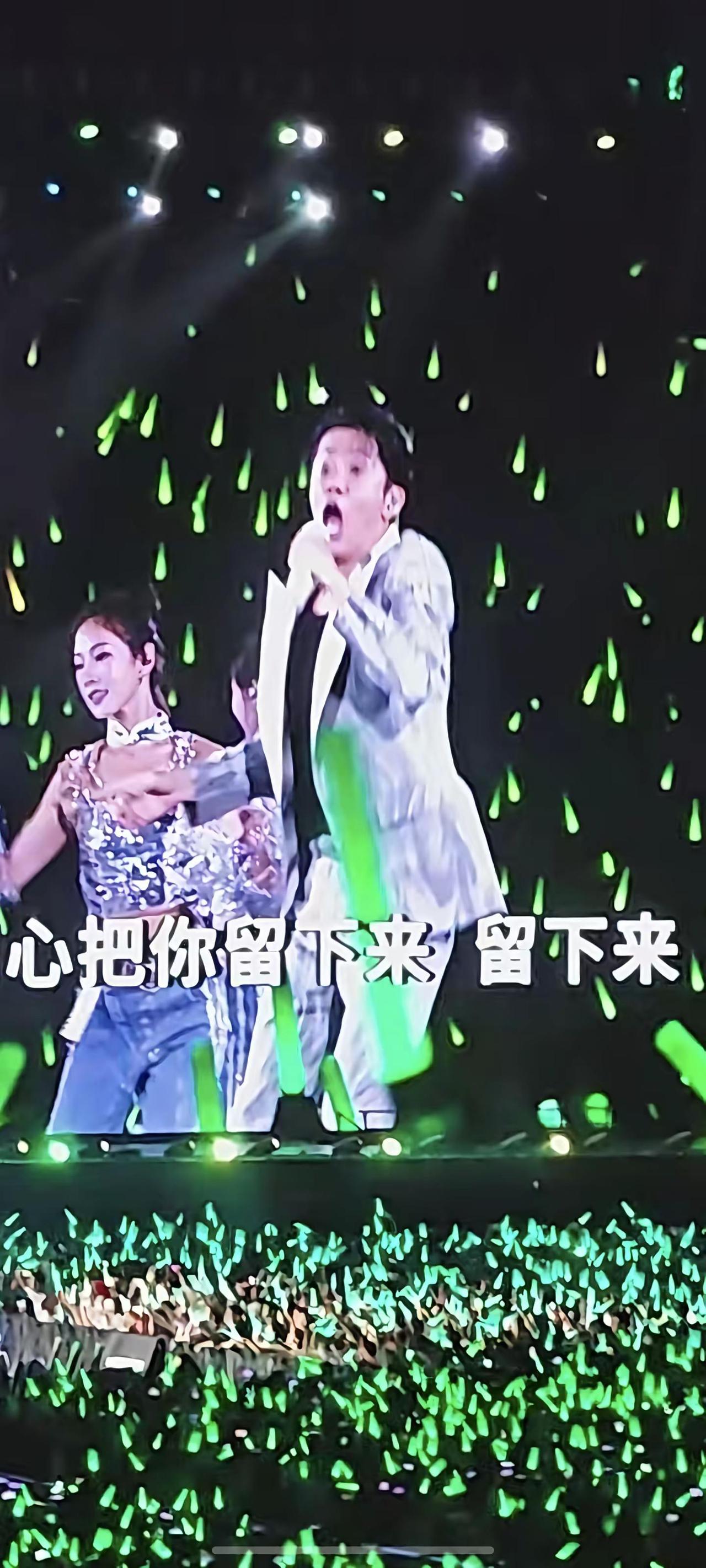 歌很好听 拍的照片很离谱。对不起曾毅老师😐凤凰传奇 曾毅 演唱会打卡