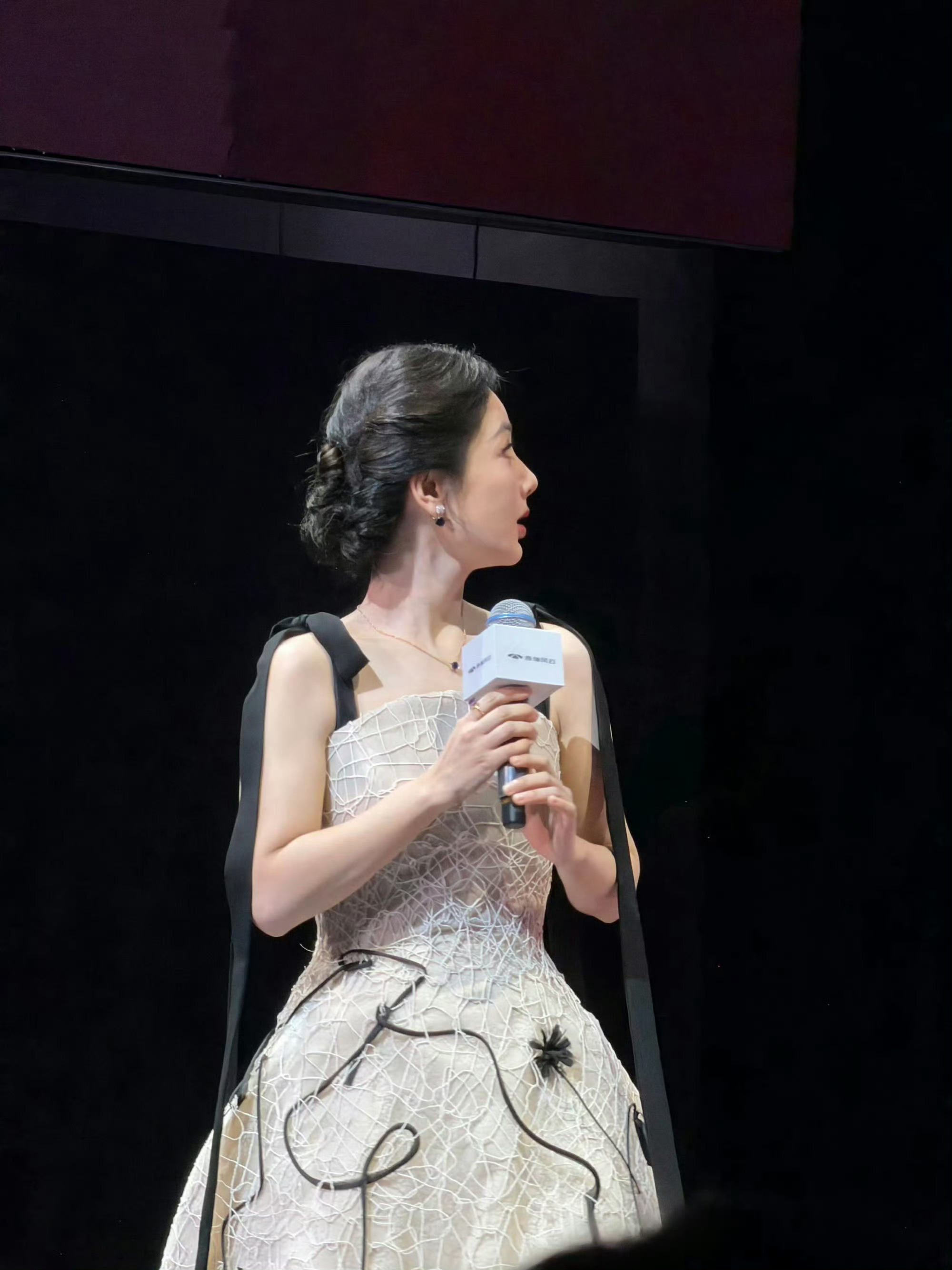 杨紫发型后面是蝴蝶结看得出来她是公主是我们的吱吱公主哇闪闪发光的旎 