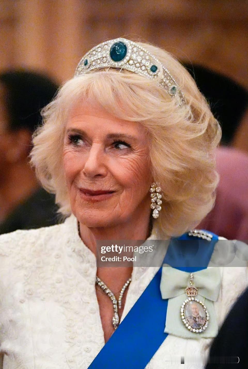 卡米拉王后在外交招待会上第一次佩戴了这顶格雷维尔祖母绿王冠！但是看着怪怪的，还是