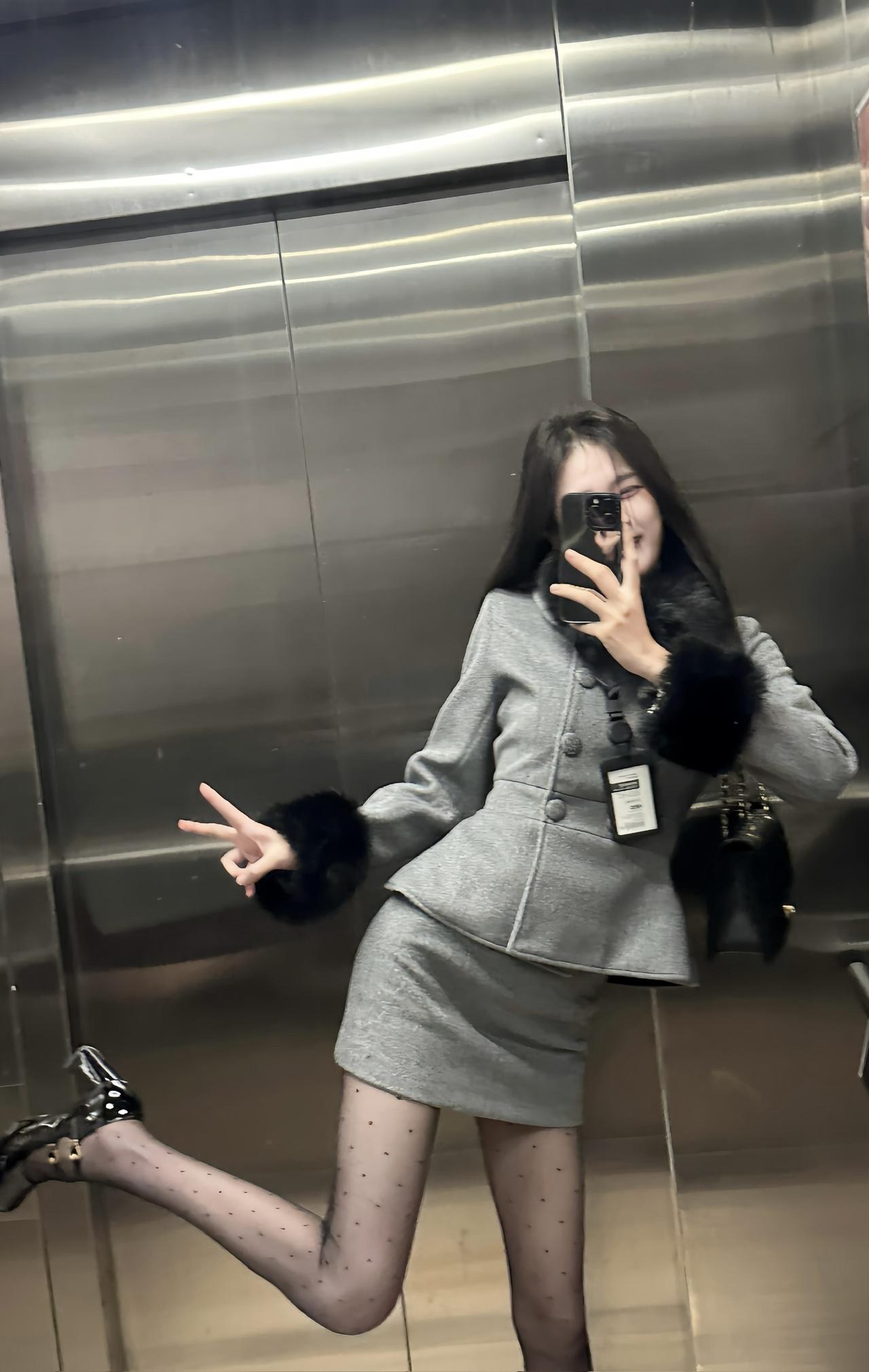 今日穿搭推荐：

• 上衣：浅灰色收腰毛呢短外套，领口和袖口拼接了黑色毛绒，既保