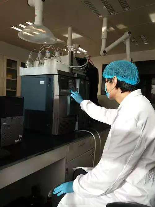 一罐奶粉为啥藏着两个生产日期建议母婴产品都按这个标准卷起来奶粉安全这事，零容忍不